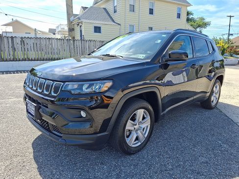 Used 2022 Jeep Compass Latitude w/ Convenience Group AWD/4WD image 3