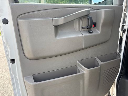 Used 2016 Chevrolet Express 2500 RWD image 10