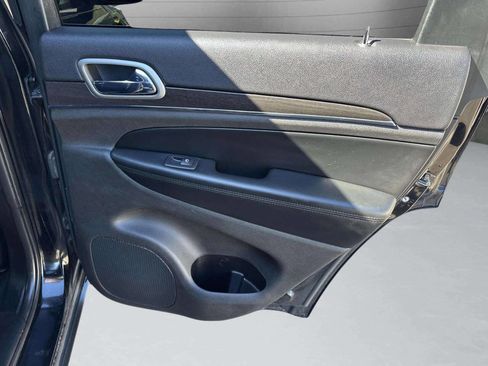 Used 2018 Jeep Grand Cherokee Limited image 23