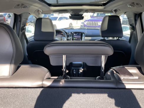 Used 2025 Volvo XC40 B5 Core image 28