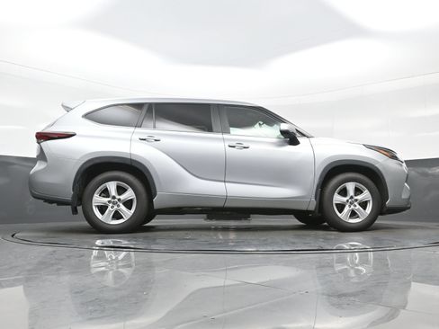 Used 2024 Toyota Highlander LE AWD/4WD image 34