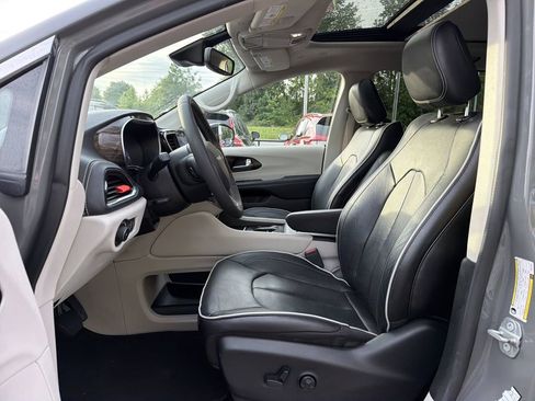 Used 2023 Chrysler Pacifica Limited FWD image 11