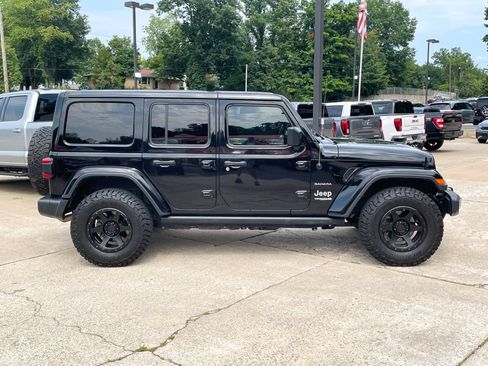 Used 2018 Jeep Wrangler Unlimited Sahara AWD/4WD image 4