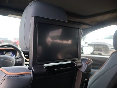 New 2027 Chrysler Pacifica Pinnacle w/ Theater Group FWD image 9