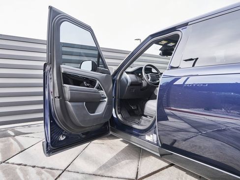 Used 2023 Land Rover Range Rover Long Wheelbase SE image 29