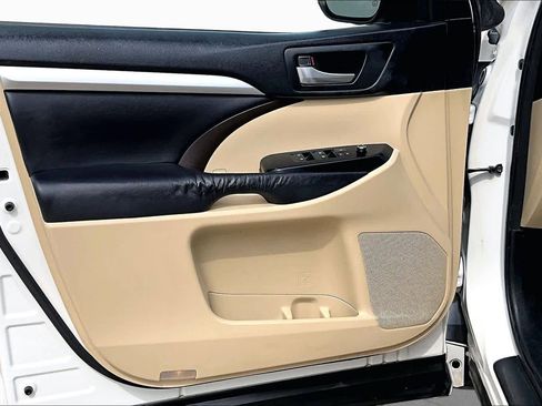 Used 2015 Toyota Highlander XLE FWD image 21