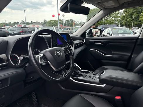 Used 2024 Toyota Highlander XLE AWD/4WD image 16