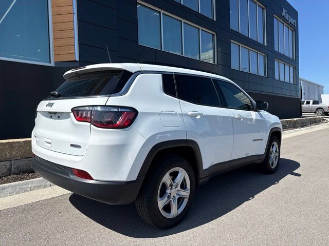 Used 2024 Jeep Compass Latitude AWD/4WD image 2