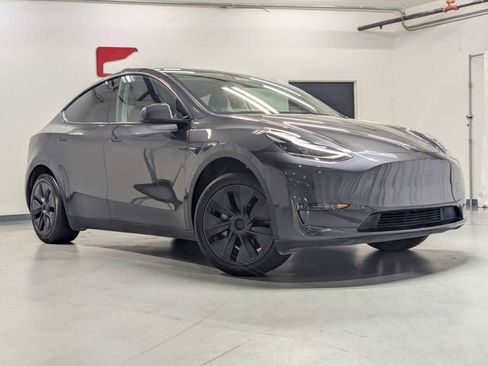 Used 2025 Tesla Model Y Long Range RWD image 2