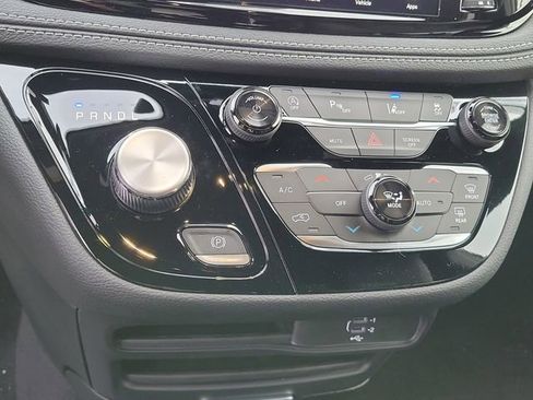 New 2026 Chrysler Pacifica Select image 12