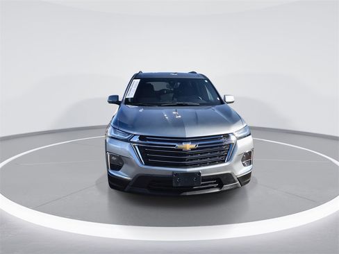 Used 2023 Chevrolet Traverse LT w/ Rear Camera Mirror Package image 3