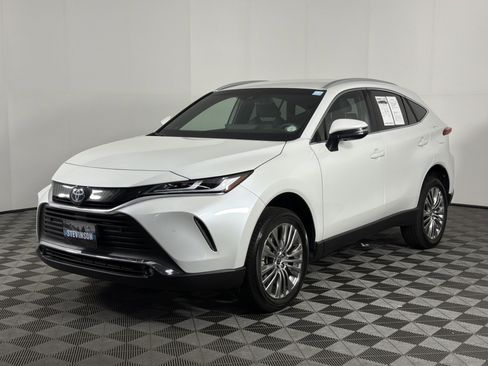 Used 2024 Toyota Venza XLE AWD/4WD image 3