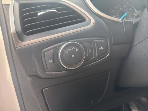 Used 2018 Ford Edge SEL w/ SEL Appearance Package image 17