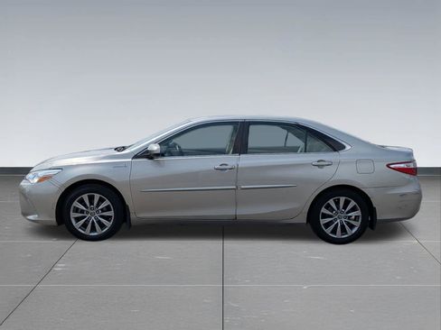 Used 2015 Toyota Camry XLE w/ Moonroof Package FWD image 2
