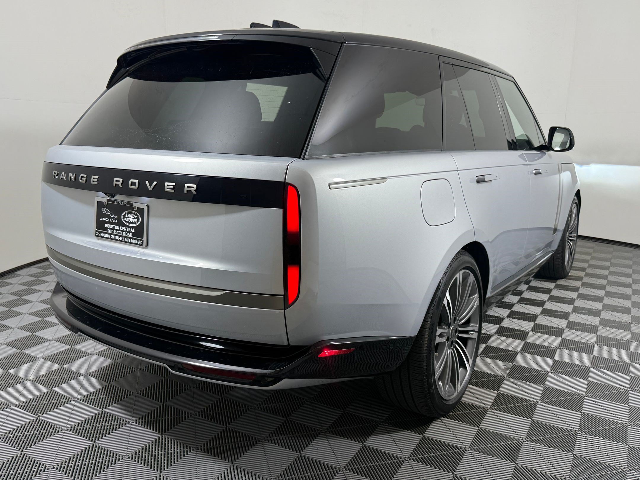 Certified 2025 Land Rover Range Rover SE AWD/4WD image 8