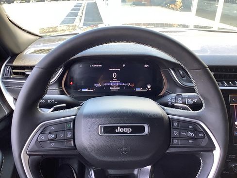 Certified 2023 Jeep Grand Cherokee Altitude image 12