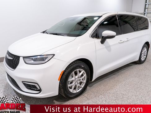 Used 2023 Chrysler Pacifica Touring-L FWD image 2