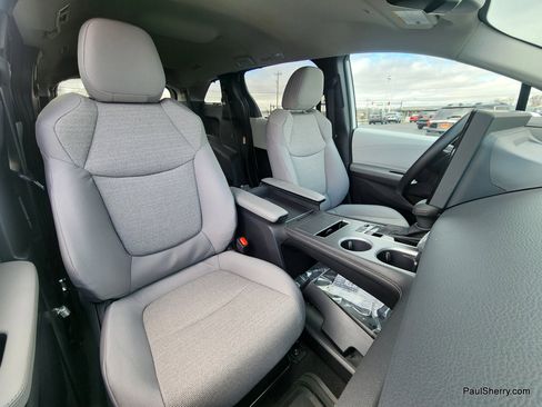 New 2026 Toyota Sienna LE FWD image 5