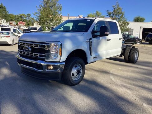 New 2026 Ford F350 4x4 Crew Cab DRW Super Duty image 3