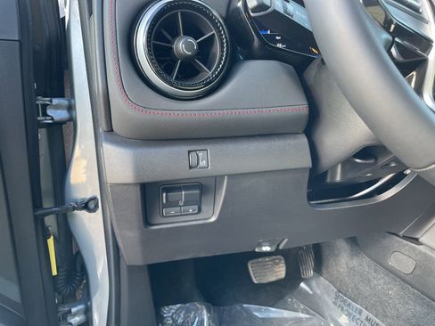 Used 2024 Chevrolet Colorado Z71 w/ Z71 Convenience Package 2 image 9