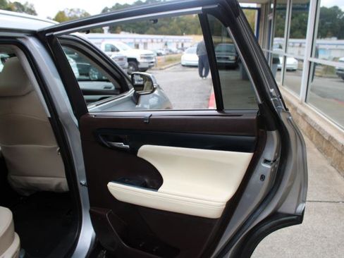 Used 2021 Toyota Highlander XLE image 21