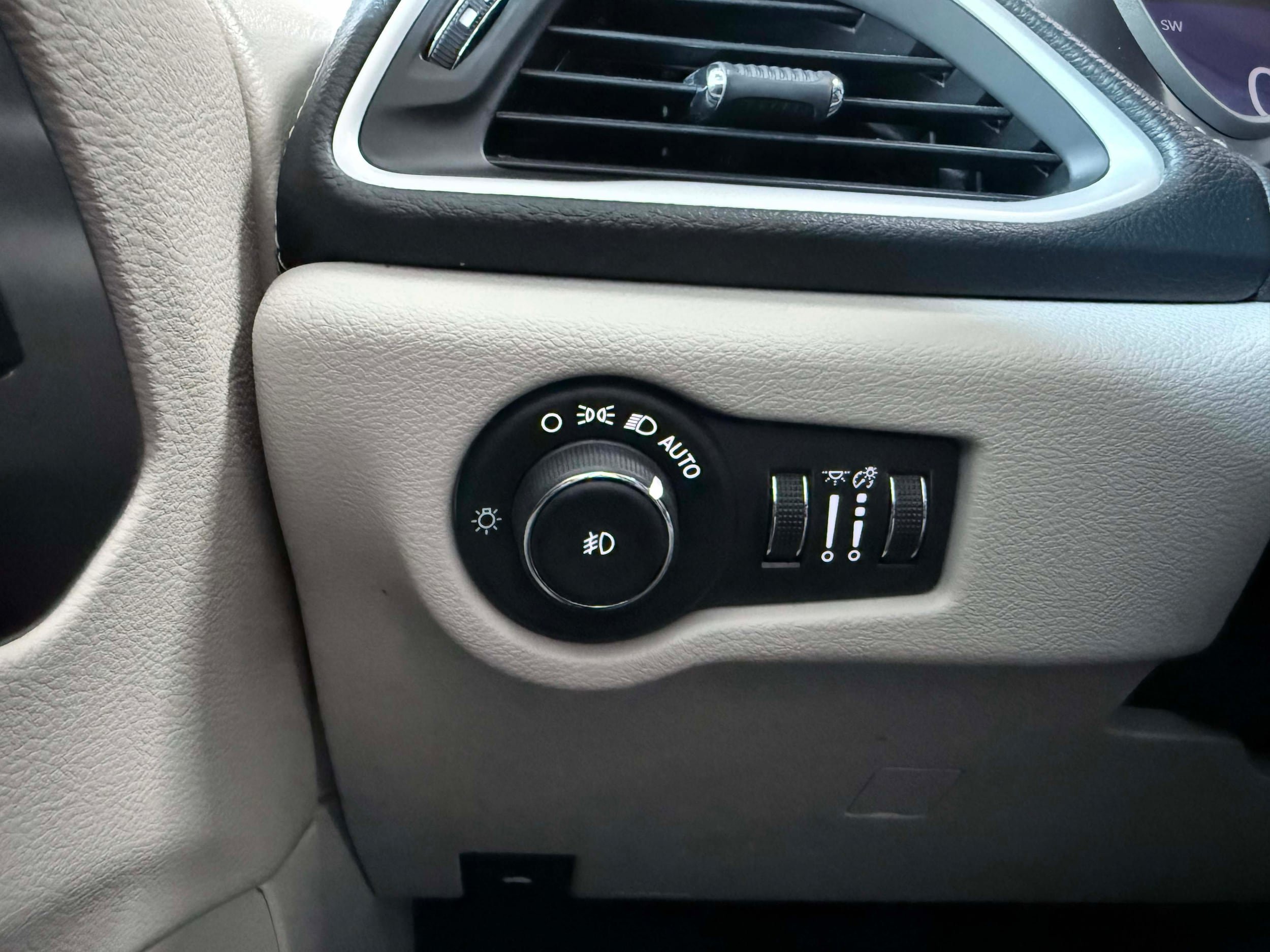 Used 2024 Chrysler Pacifica Limited FWD image 18