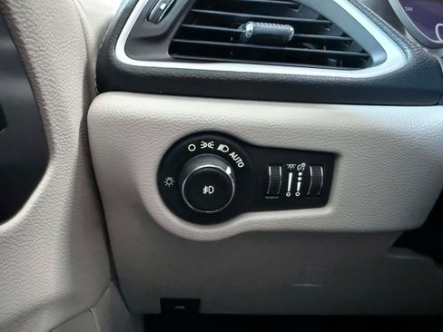 Used 2024 Chrysler Pacifica Limited FWD image 18