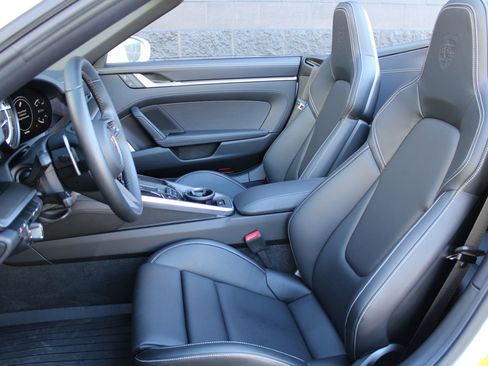 Used 2024 Porsche 911 Carrera image 5