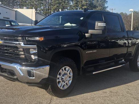 Used 2024 Chevrolet Silverado 2500 LT w/ Convenience Package image 3