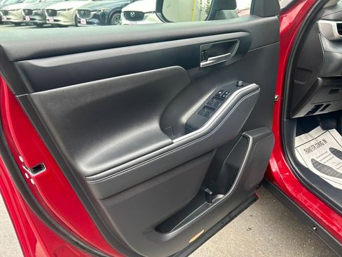 Used 2022 Toyota Highlander XLE image 18