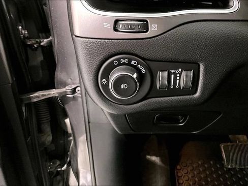 Used 2019 Jeep Cherokee Latitude Plus w/ Cold Weather Group AWD/4WD image 44