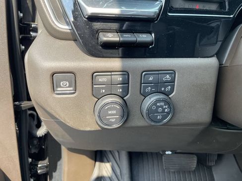 Used 2025 Chevrolet Silverado 1500 LTZ AWD/4WD image 20