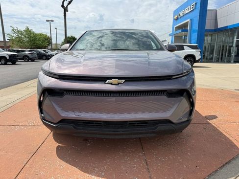 Used 2025 Chevrolet Equinox EV LT FWD image 2