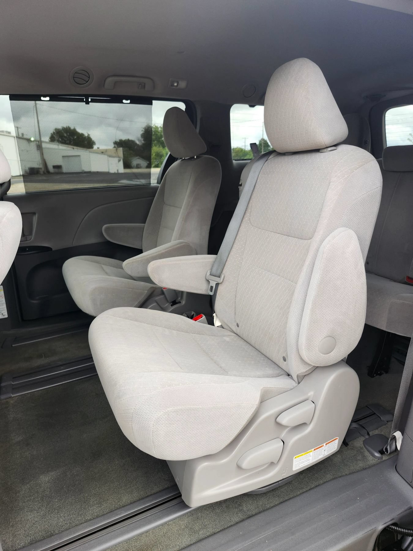 Used 2016 Toyota Sienna LE w/ Four Season Floor Mat Package FWD image 14
