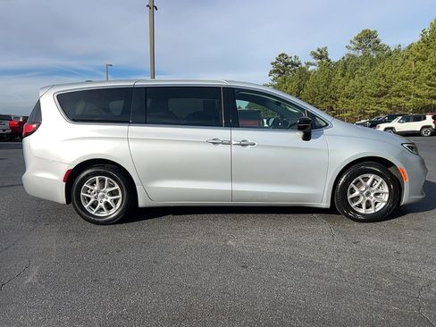 Used 2024 Chrysler Pacifica Touring-L image 4