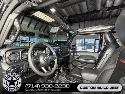 Used 2025 Jeep Wrangler Unlimited Rubicon w/ Convenience Group AWD/4WD image 21