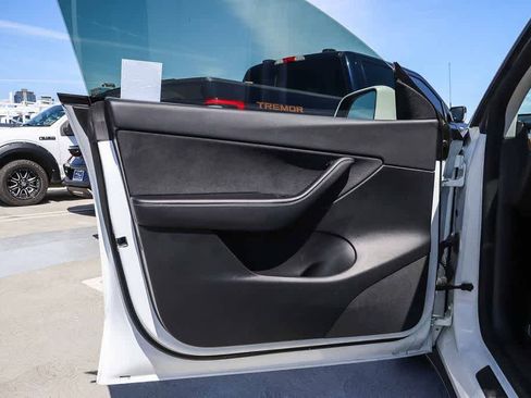 Used 2021 Tesla Model Y Long Range AWD/4WD image 21