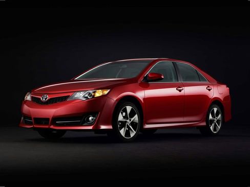 Used 2014 Toyota Camry SE w/ Moonroof Package FWD image 3