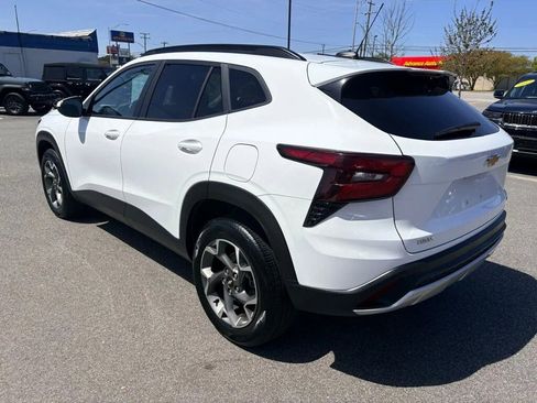 Used 2025 Chevrolet Trax LT FWD image 3