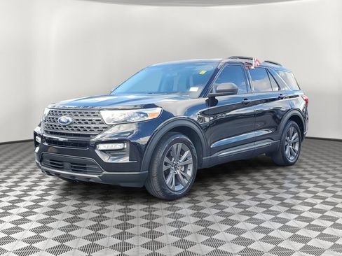 Certified 2021 Ford Explorer XLT w/ Equipment Group 202A image 3