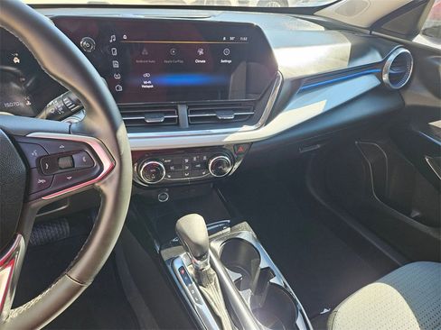 Used 2025 Chevrolet Trax LT w/ LT Convenience Package image 18