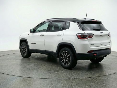 Used 2025 Jeep Compass Trailhawk image 6