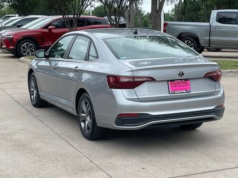 Used 2024 Volkswagen Jetta SE FWD image 4