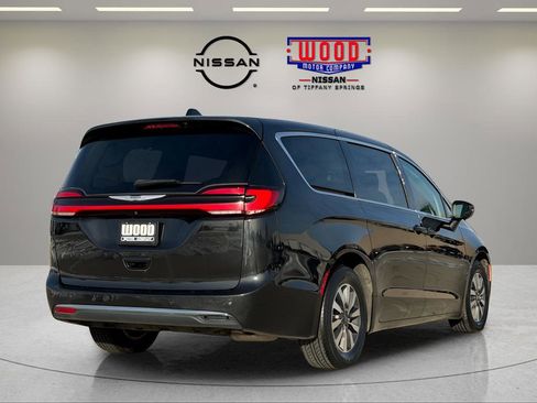 Used 2023 Chrysler Pacifica Touring-L FWD image 3