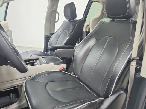 Used 2023 Chrysler Pacifica Limited FWD image 19
