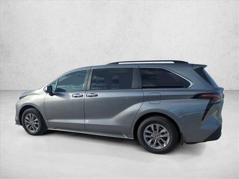 Certified 2026 Toyota Sienna XLE FWD image 5
