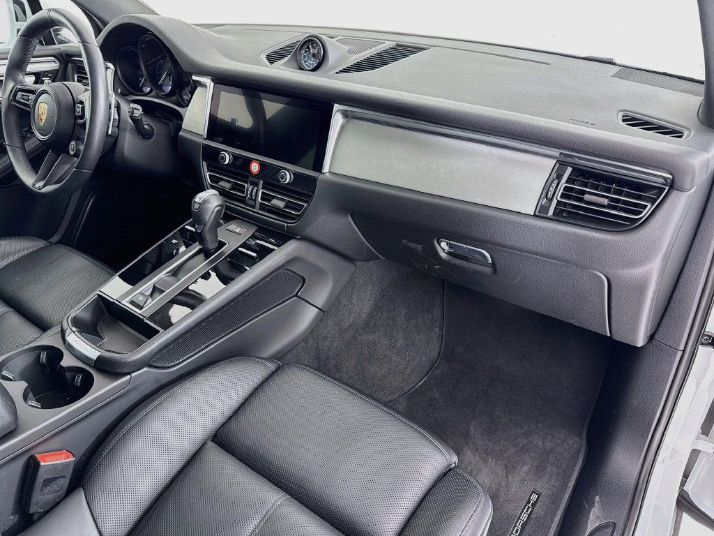 Certified 2025 Porsche Macan AWD/4WD image 31