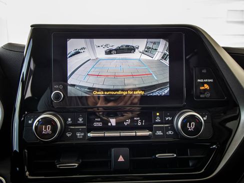 Used 2024 Toyota Highlander XLE FWD image 45