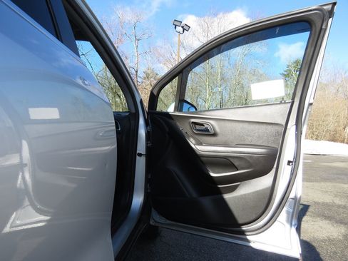 Used 2017 Chevrolet Trax LT w/ LT Convenience Package image 12