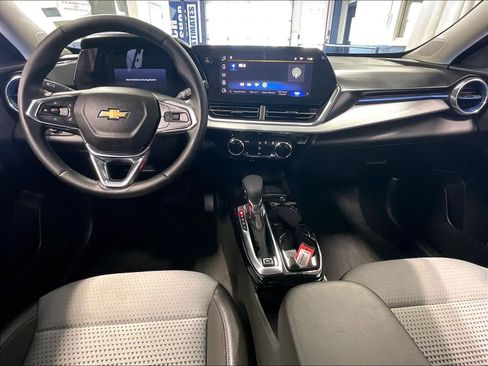 Used 2025 Chevrolet Trax LT w/ LT Convenience Package FWD image 21